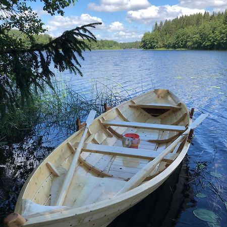 Tretopphytter Pa Grensen - Elghytta Med Robat Og Gjeddefiske 哈尔登 外观 照片